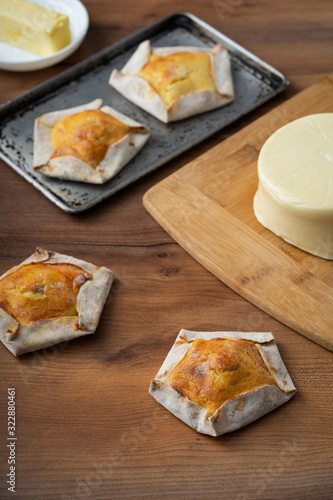 recipe for typical cakes of Ecuadorian cuisine, called quesadillas.