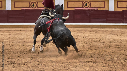 Tauromaquia a caballo en la plaza de toros durante la corrida de rejones. 