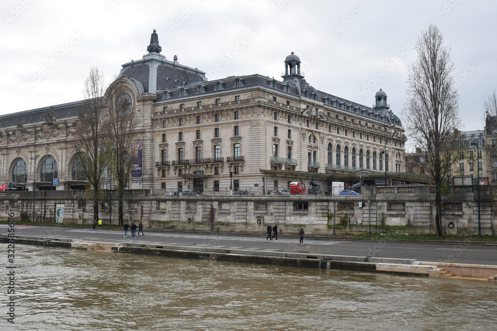 Les quais de Seine au pied du musée d'Orsay, Paris, France.