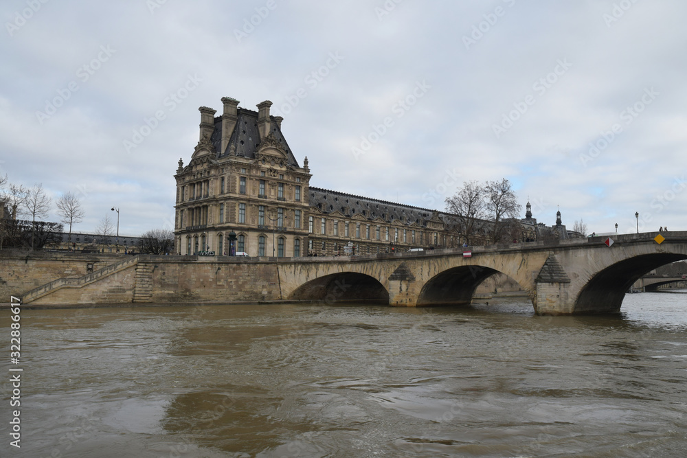 La Seine, le pont Royal, le Louvre, Paris, France, Europe.