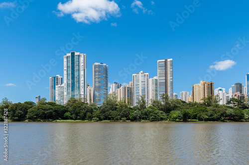 Vista de Londrina e o lago Igapó, Paraná, Brasil photo