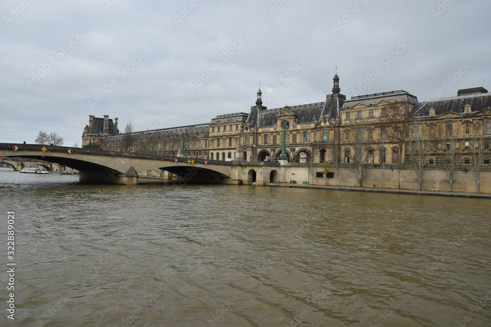 La Seine, le pont du Carrousel, le Louvre, Paris, France, Europe.