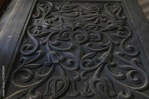 Textura de relieve grabado en puerta de madera negra en un templo de Asia