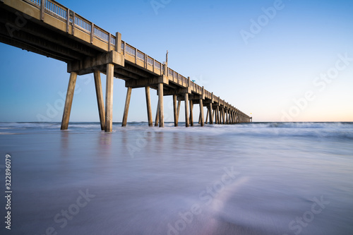 Foto pensacola beach, pier in Florida in the beach during sunset