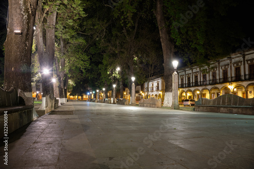 Vista nocturna de la plaza grande en pueblo mágico Patzcuaro Michaocan.