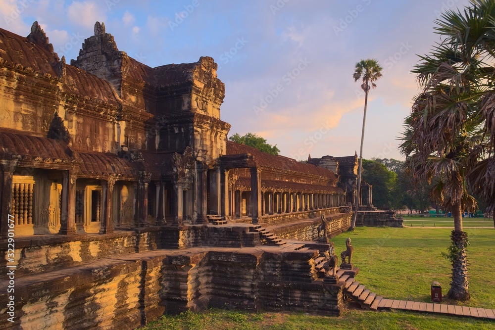 Foto de Angkor Wat temple, located in Cambodia. Frontal side view of ...
