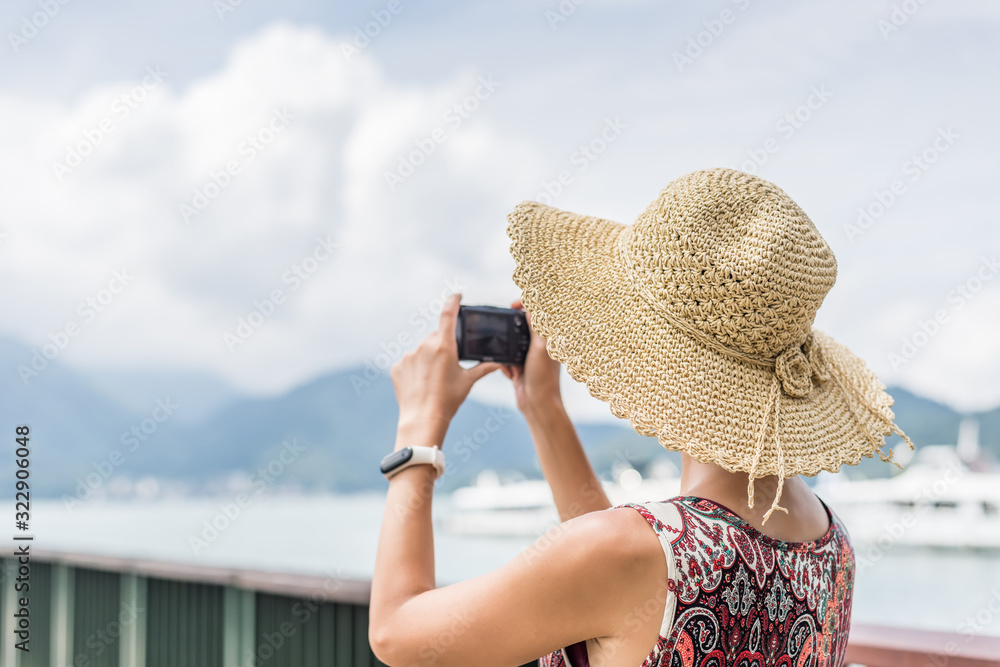 Fototapeta premium woman with hat take a pictures