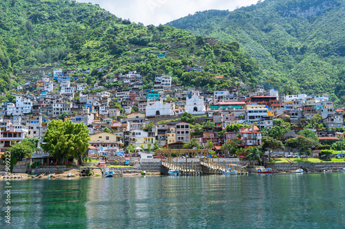 San Antonio Palopo en el lago Atitlan vista desde una lancha.