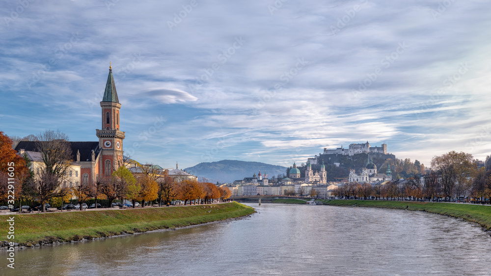 Obraz premium Blick auf die Altstadt von Salzburg