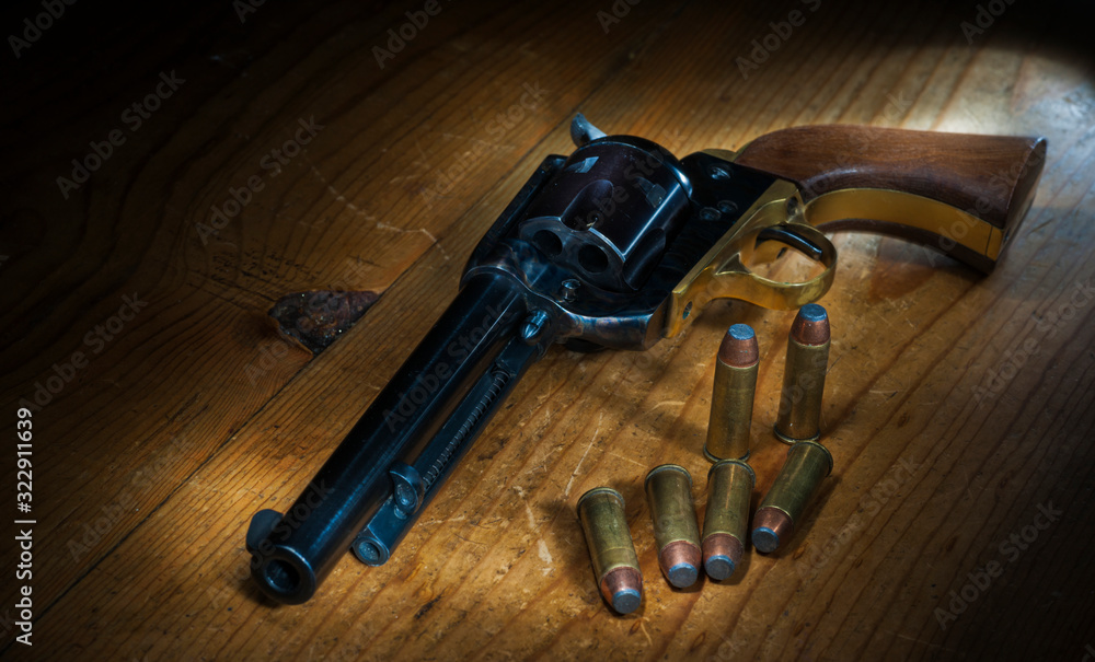 Obraz premium Wild West Revolver with Shells on table