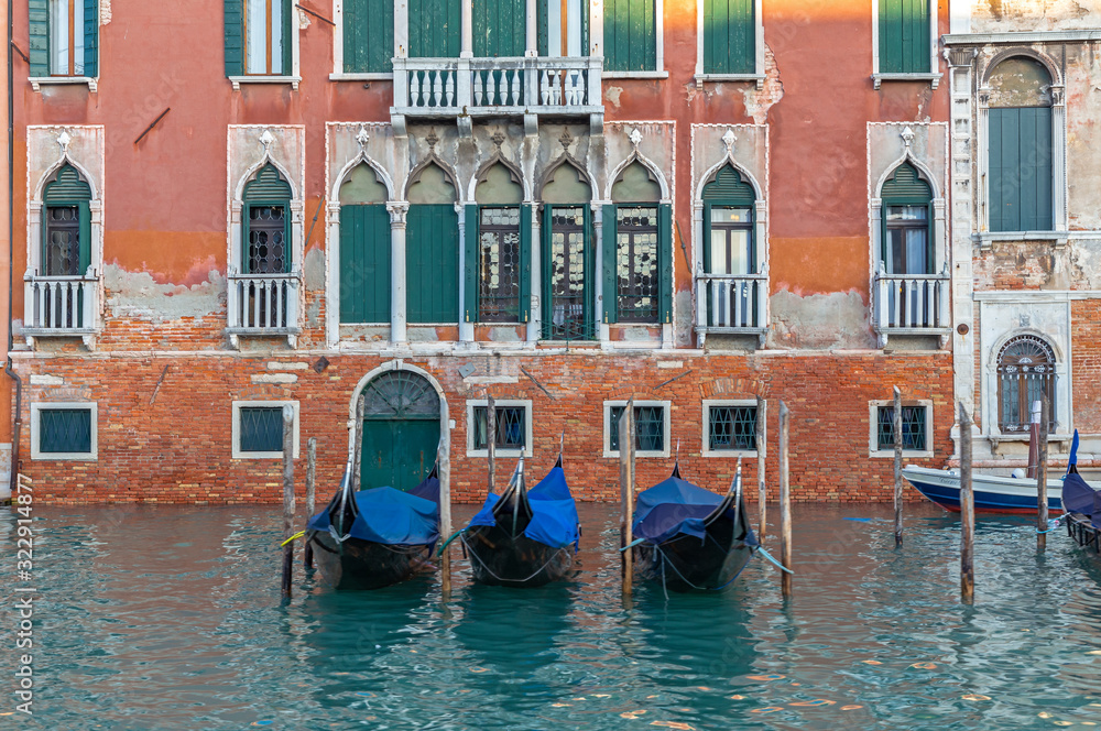 Festgemachte Gondeln auf dem Canale Grande in Venedig bei Hochwasser