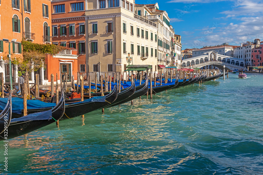Fototapeta premium Reihe von Gondeln vor der Rialtobrücke in Venedig