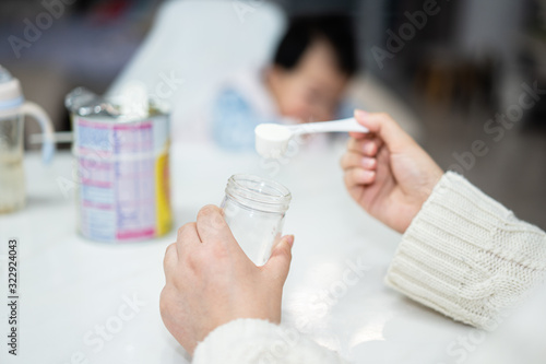 prepairing milk formula for feeding baby