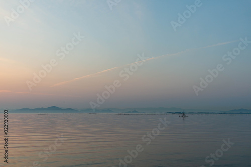 夜明けの美しい空と琵琶湖