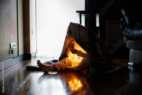 Cuadro en lienzo cozy girl child with garland on bed in room