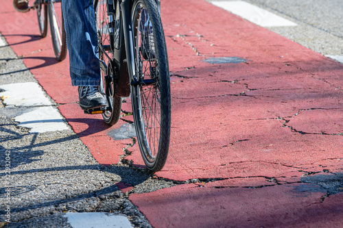 Radfahrer befahren Radweg in schlechtem Zustand photo