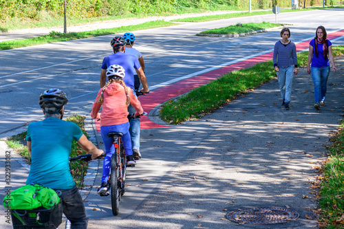 Bild auf Leinwand Radfahrer befahren einen Übergang vom kombinierten Rad- und Fußweg auf einen Rad