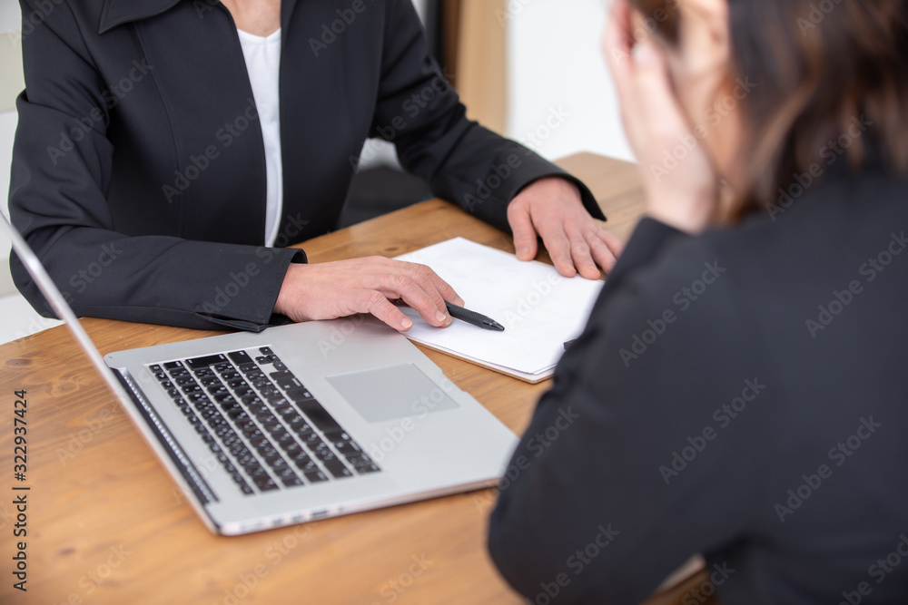 相談を受ける女性スタッフ 相談を受ける女性スタッフ