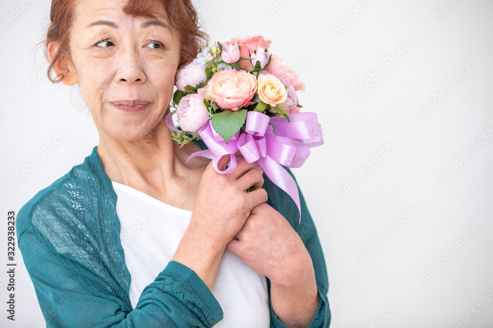 中高年の女性と花束