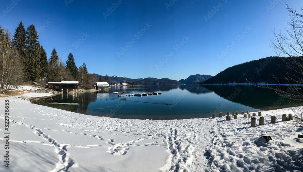 Panoramafoto vom Walchensee im Winter