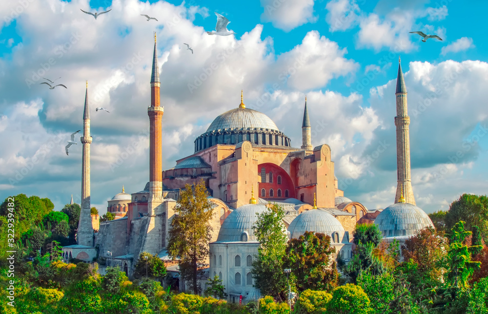 Obraz premium Architektura w słoneczny dzień i Muzeum Hagia Sophia w Eminonu w Stambule w Turcji
