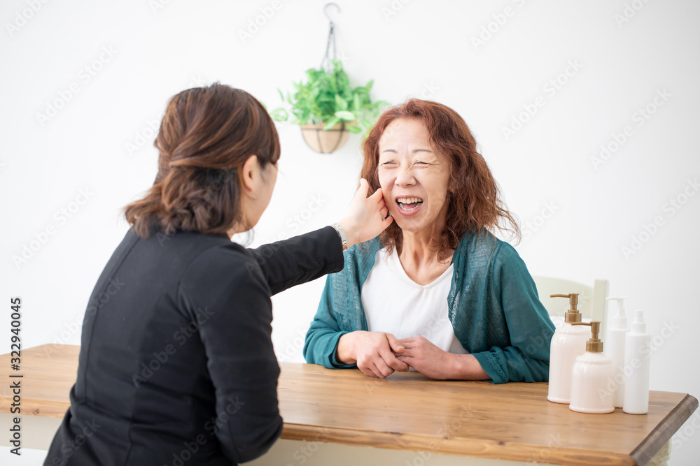 カウンセリングを受けるする中高年の女性