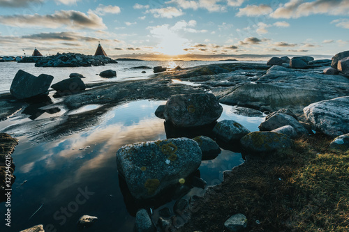 Foto Vrångö, Southern Gothenburg Archipelago / Sweden -  A view of sea shore, a rocky landscape of Vrångö island and its scandinavian wooden houses in Sweden during a cloudy day