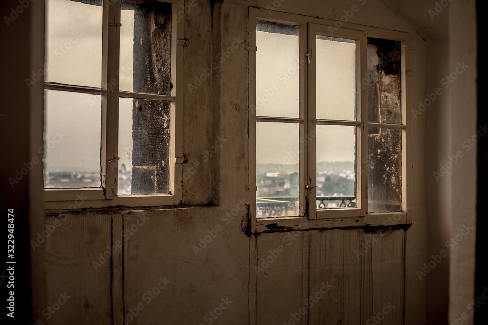 Verlassener Ort mit altem Fenster. Verlassener Ort mit altem Fenster.