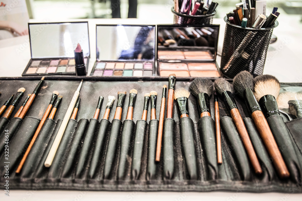 Fotka „mesa de maquillaje con brochas y paletas de colores neutros para  maquillar en una sesión de cine“ ze služby Stock | Adobe Stock