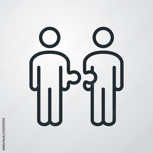 Símbolo trabajo en equipo. Icono plano lineal hombres como piezas de puzzle en fondo gris
