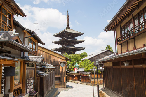 Photograph of the streets of the old district of Kyoto with the Hōkan-ji temple in the background