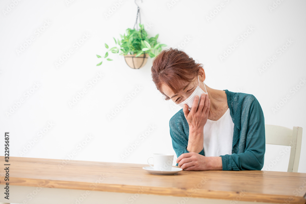 体調不良の中高年の女性