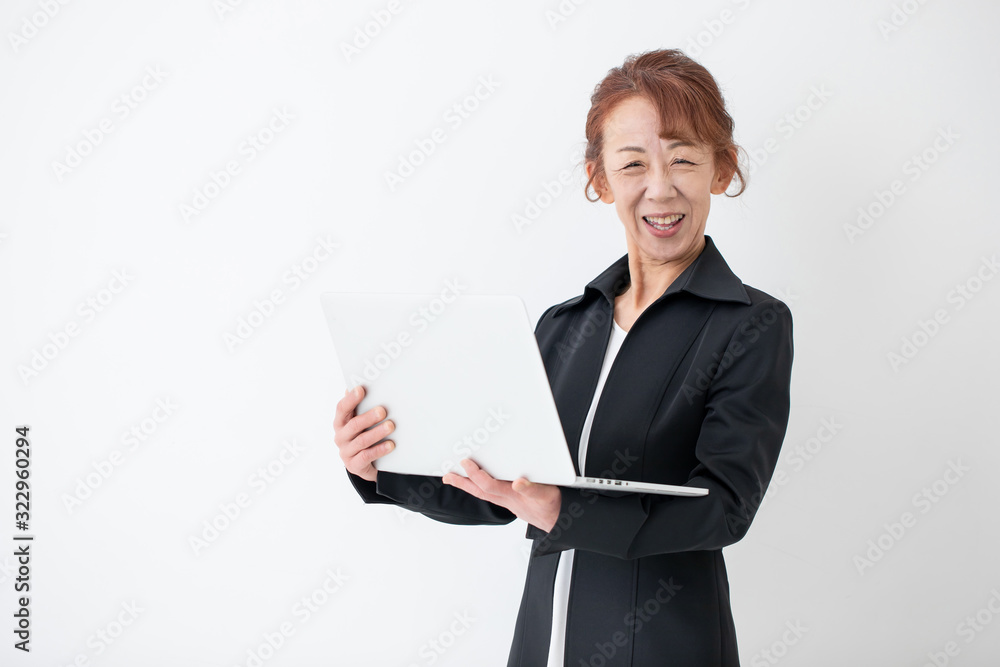 ノートパソコンと中高年女性 ノートパソコンと中高年女性