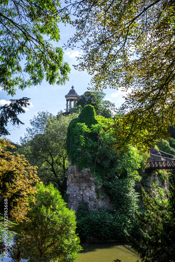 Obraz premium Sibyl temple and pond in Buttes-Chaumont Park, Paris