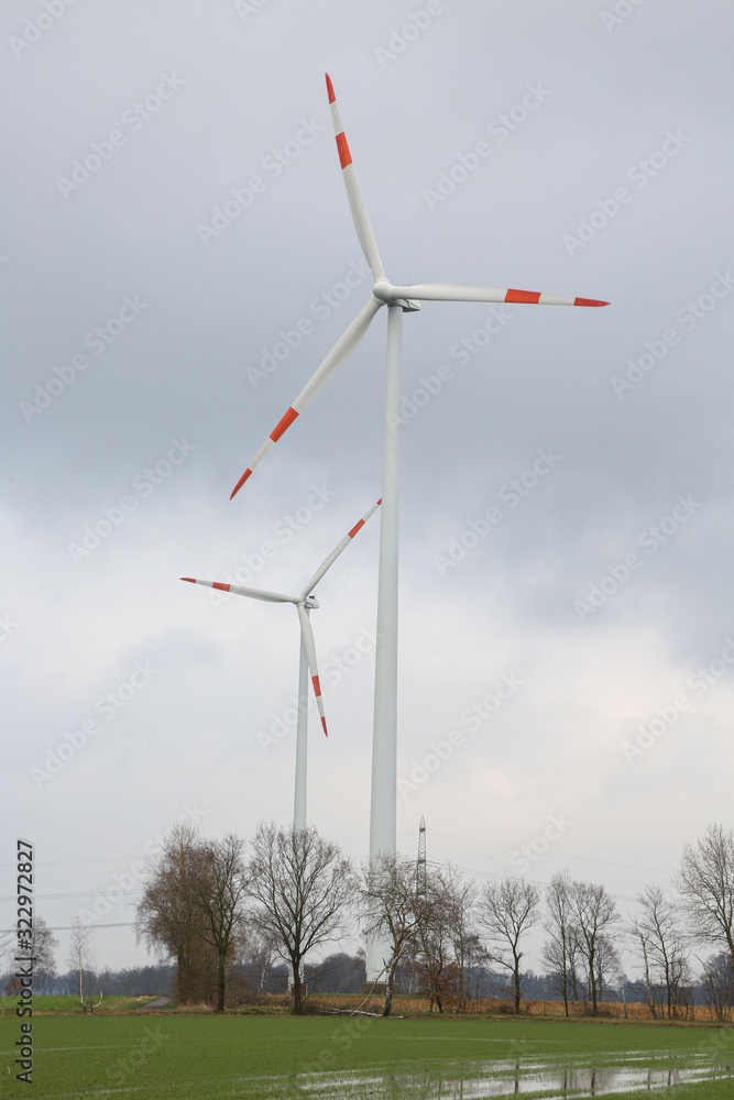Windräder auf zwischen Feldern produzieren für die Energiewende Ökostrom Windräder auf zwischen Feldern produzieren für die Energiewende Ökostrom