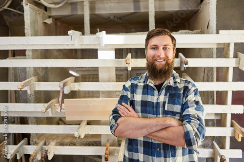 Hipster Möbelbauer vor der Verleimpresse