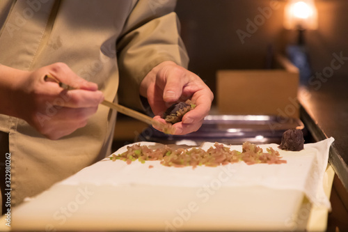 Принти на полотні 和菓子を作る職人の手
