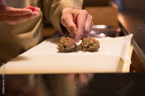 和菓子を作る職人の手