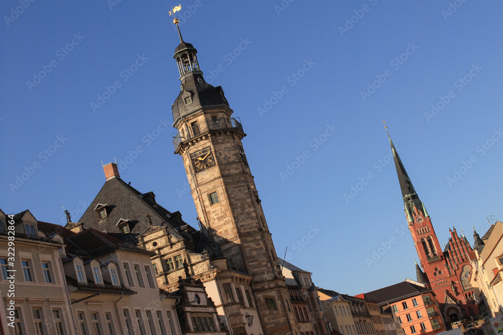 Obraz premium Altenburg; Blickwinkel am Markt mit Rathaus und Brüderkirche