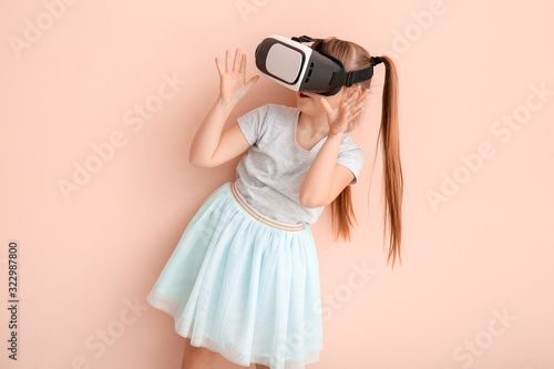 Little girl with virtual re...