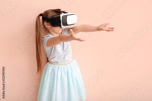 Little girl with virtual re...
