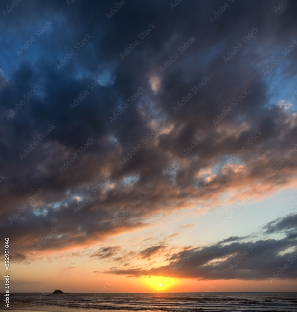 Sonnenuntergang am Muriwai Beach, Auckland, Neuseeland