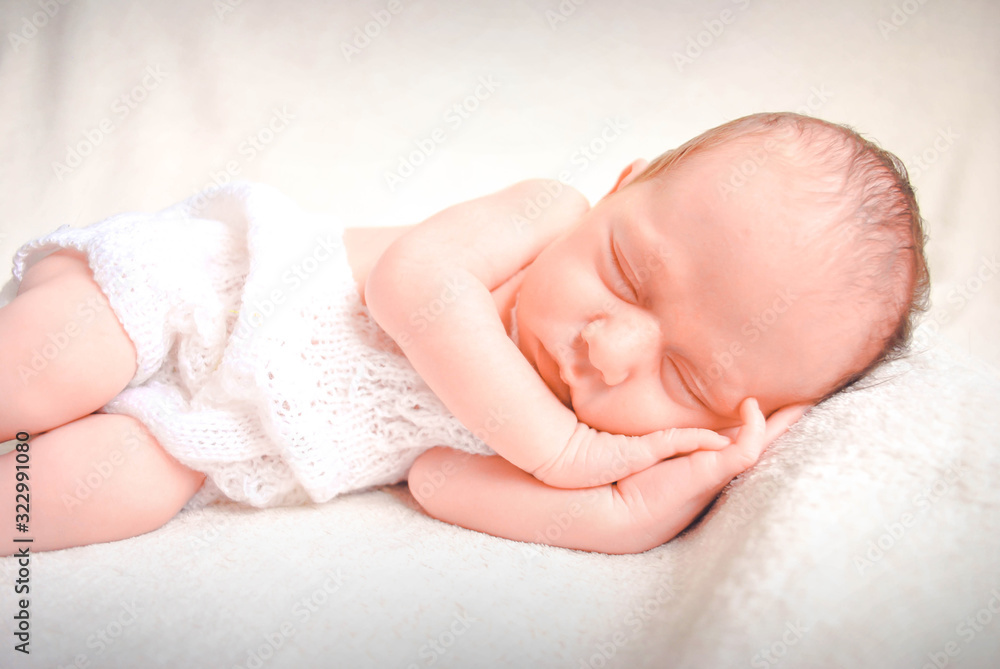 Bebe Newborn dormido con ropa de costado Bebe Newborn dormido con ropa de costado