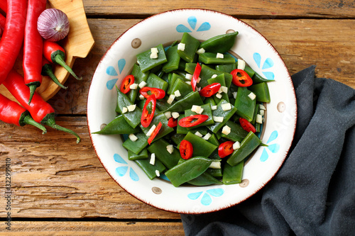 fagioli verdi pronti da mangiare con pomodoro peperoncino e aglio photo