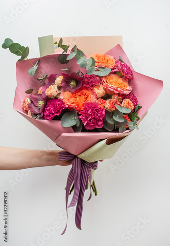 Obraz na płótnie Hand with a flowers. w salonie