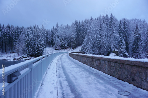 Auf der Staumauer der Sosa Talsperre Eibenstock im Erzgebirge