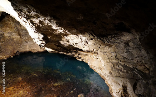 Kleine Wasserstelle in einem Bergwerk