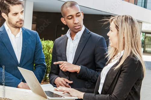 Fotografie Professionals instructing junior employee