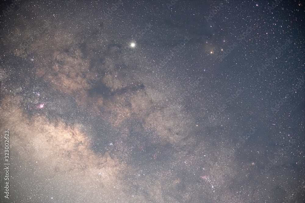 Fototapeta premium The stars and the milky way in the night sky are very beautiful.