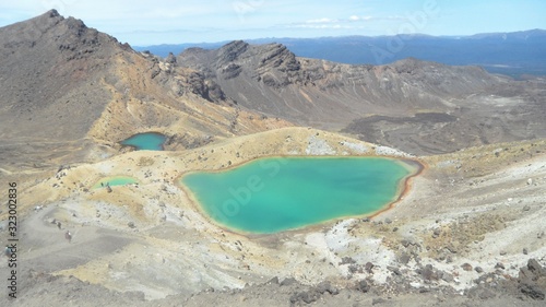 Beautiful turquoise crater lakes on top of vulcanic mountains on the Tongariro Alpine Crossing Tour